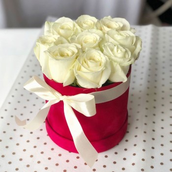 9 белых роз в коробке