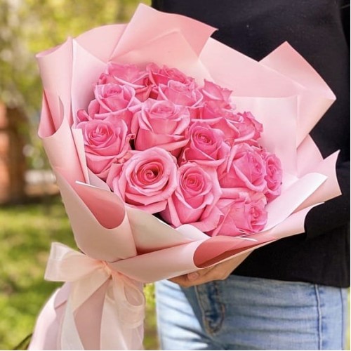 Купить на заказ Букет из 19 розовых роз с доставкой в Степногорске