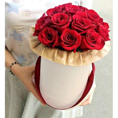 Купить на заказ 11 красных роз в коробке с доставкой в Степногорске