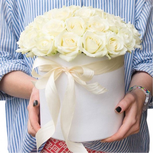 Купить на заказ 25 белых роз в коробке с доставкой в Степногорске