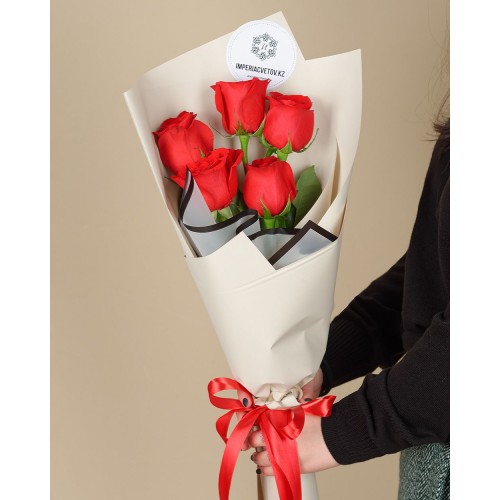 Купить на заказ Букет из 5 красных роз с доставкой в Степногорске