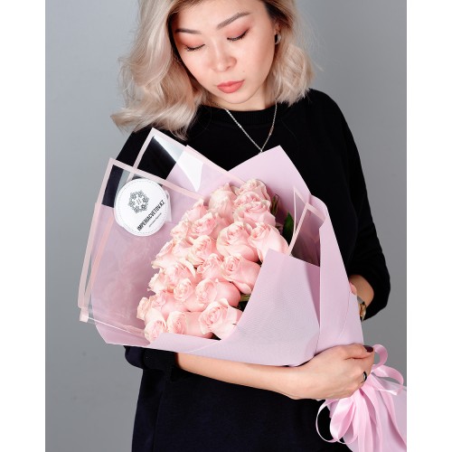 Купить на заказ Букет из 25 розовых роз с доставкой в Степногорске
