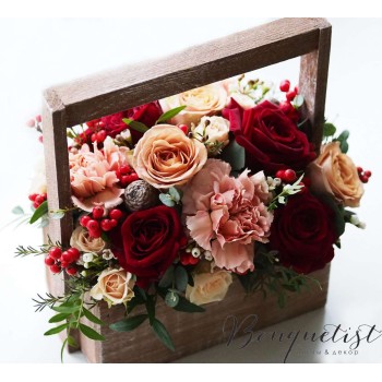 Кофейно-бордовый букет роз и гвоздик в деревянном ящике