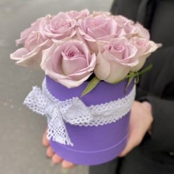 9 фиолетовых роз в коробке