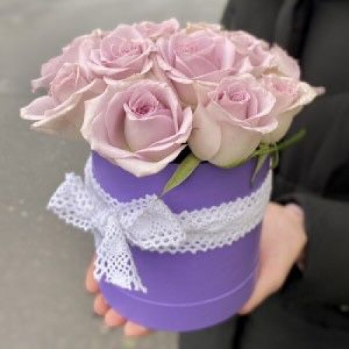 Купить на заказ 9 фиолетовых роз в коробке с доставкой в Степногорске